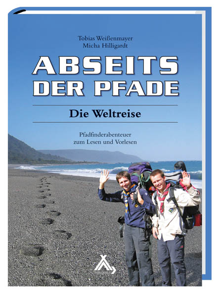 Buchcover-zwei Pfadfinder stehen winkend auf dem Strand, dahinter sieht man das Meer und blauen Himmel