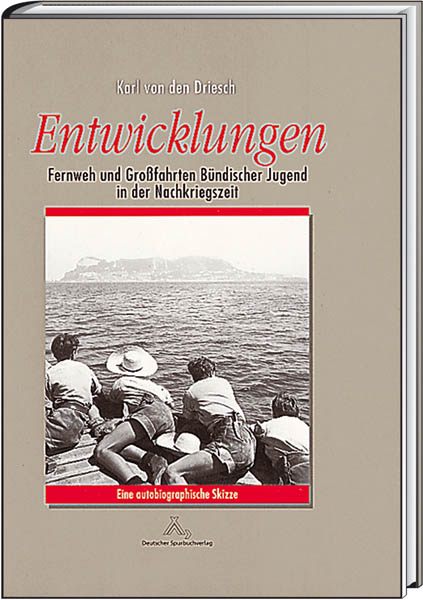 Buchcover grau mit einem schwarz weiß Foto von 4 Jungen die auf einem Steg liegen und aufs Meer schauen, gegeüberliegend von Ihnen ist eine Insel, die Titelschrift ist rot