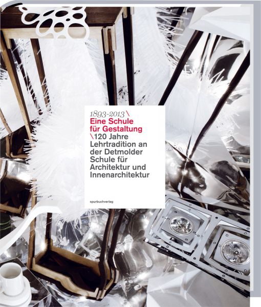 Buchcover-Tasse am Boden, Tischchen und Strahler